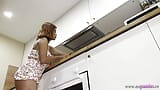 Une femme rousse tapette sans culotte, femme au foyer rousse coquine, surprise dans la cuisine snapshot 10
