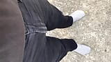 Mijando no meu jeans preto do lado de fora snapshot 1