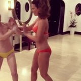 Kate beckinsale & kathy Griffin bikini đường băng snapshot 3