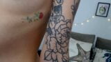 Tu aimes les nanas tatouées? Regardez ça! snapshot 3