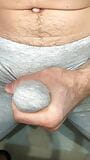 Klaarkomen in een legging! Ik masturbeer mijn lul en het sperma sijpelt door een grijze legging! close-up snapshot 11