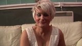 Une cougar britannique mature sexy joue dans des bas snapshot 1