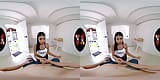 VRLatina - 19-летнюю миниатюрную латину с миниатюрным телом трахнули в ее дебютной сцене - VR snapshot 10