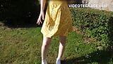 Una bella ragazza bruna di 19 anni mostra la figa rasata in pubblico snapshot 2