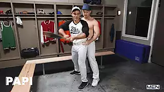 Treinador Johnny Donovan fica duro verificando a bunda de seu ...