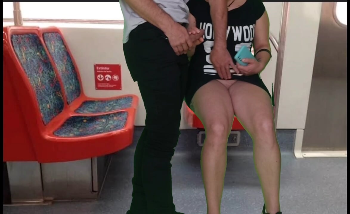 Het meisje in een jurk zonder slipje in de trein gaf een vreemde een aftrekbeurt en een pijpbeurt in het openbaar