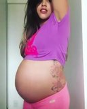 Sexy latina incinta con fianchi larghi che balla sexy snapshot 9