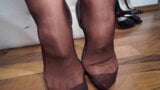 Lady Victoria Valente: spectacle de jambes en nylon et de talons hauts snapshot 15