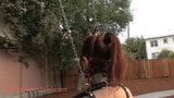 Pony cô gái trong đào tạo ngoài trời snapshot 11
