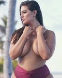 Ashley Graham na plaży snapshot 4