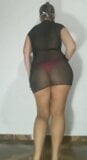 Danse dans une robe transparente noire et une culotte rose - strip-tease snapshot 4