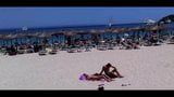 Couple de bain de soleil sur la plage snapshot 8