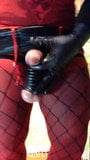 Sissy hors du comdom de chasteté dans des anneaux bite masturbation snapshot 14