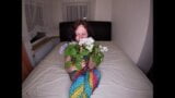 Heiße Ehefrau fand einen Dildo in einem Blumenstrauß snapshot 2