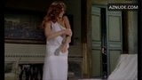 M giordano en la película de 1982 desnudándose con medias blancas snapshot 1