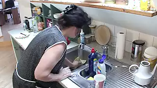 Wanita pembersih 57 helga disetubuhi di dapur | xHamster