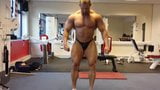 Str8 bodybuilder che flette enormemente snapshot 1