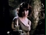 Madeline Smith maakt reclame voor shampoo. snapshot 3