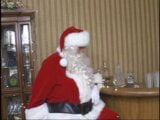 Wanita matang berpantat besar menghisap dan mengongkek zakar Santa yang gemuk snapshot 4