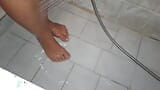 Jugosa chica fetiche de pies Nikita se lava los pies en un baño vintage snapshot 2