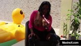 Sensual asiática maxine x dedos ao lado de um pato amarelo gigante? snapshot 8