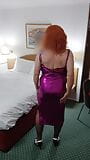 Sıcak metalik elbiseli seksi kızıl saçlı crossdresser snapshot 5