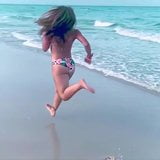 Mickie James corriendo en una playa en bikini. wwe, tna. snapshot 3