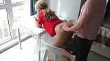 Sexy milf waste het raam en wilde in haar grote kont geneukt worden snapshot 3