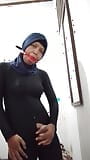 Masturbación con el orgasmo en hijab catsuit snapshot 15