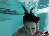Sofie Marie, MILF coquine, reçoit un creampie en se faisant baiser dans la piscine snapshot 4