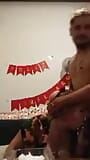 FELIZ CUMPLEAÑOS. ESPOSA CALIENTE SOPLA LA VELA MIENTRAS CHUPA LA POLLA. NENAMALA EN VIVO snapshot 12