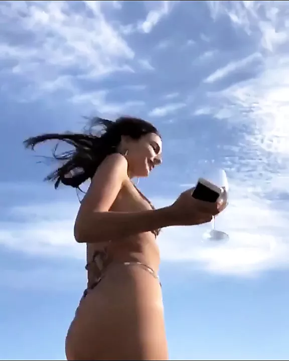 Emily Ratajkowski è calda da morire su una barca xHamster 