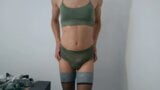 Lingerie hijau crossdresser mencoba snapshot 3