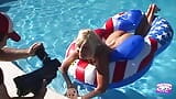 La splendida ragazza americana fa un fantastico pompino all'aperto vicino alla piscina snapshot 2