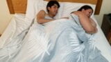 Madrastra comparte cama sexual con hijastro snapshot 8