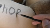 Bodywriting en cumshot gangbang voor slet stiefmoeder! rollenspel snapshot 3