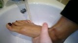 Slutty woman friend foot wash - Lavaggio piedino amica troia snapshot 4