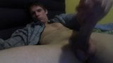 Ragazzo muscoloso dotato che gioca in cam e viene snapshot 7