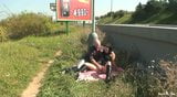 Couple coquin, sexe en public au bord de la route snapshot 2