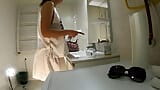 Pequeña pelirroja de coño apretado caliente y sexy amateur novia en el baño se maquillaje con una falda snapshot 3