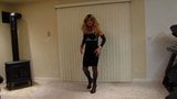 Tgirl Cortney stelt zichzelf voor - blonde tranny in het zwart snapshot 2