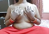 Indische stiefmoeder en stiefzoon in Hindi-stieffamilieporno snapshot 15