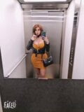 Tranny in de lift die haar naakte lichaam ziet snapshot 1