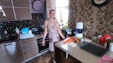 Une fille sexy montre ses seins et son cul parfaits pendant la cuisine snapshot 1