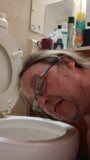 Jeffs hoofd in het toilet snapshot 6