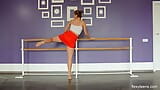 Супер горячая гимнастка Yanna Kokx - миниатюрная девушка-брюнетка snapshot 3