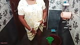Индийская домохозяйка сосет мой хуй, затем трахается раком в ванной snapshot 1