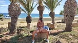 Latina, salope nue devant la plage, joue avec ma chatte snapshot 12