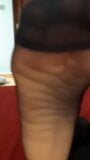 Suce mes orteils dans des collants noirs snapshot 9