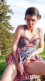 Crepitosa bajo el dirndl snapshot 9